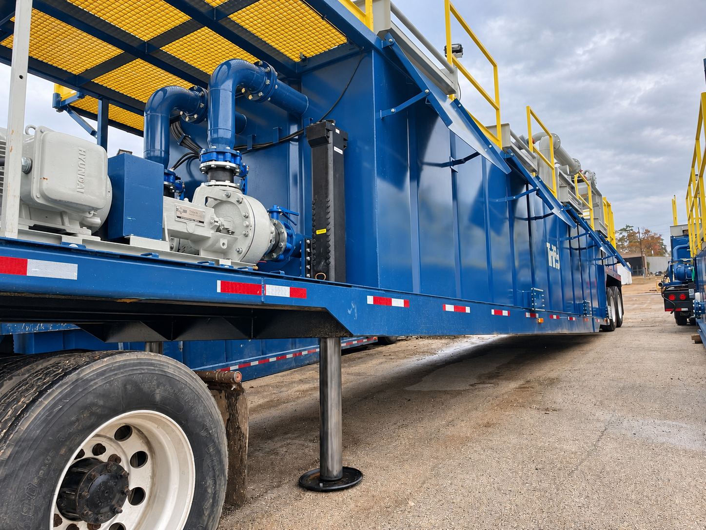 Hydraulic jacking system on a Triflo Rockover environmental dewatering unit.
